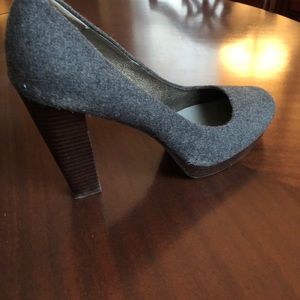Banana republic gray fabric pumps